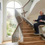 Monte-escalier moderne sur un escalier tournant, maison lumineuse