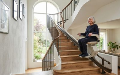 Monte-escalier moderne sur un escalier tournant, maison lumineuse