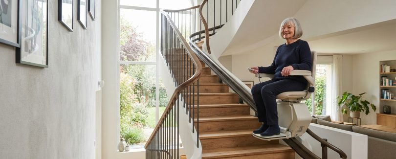 Monte-escalier moderne sur un escalier tournant, maison lumineuse